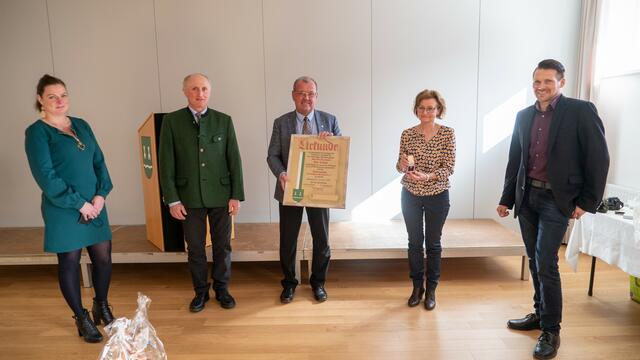 Im Zuge ihrer Pensionierungsfeier wurde der langjährigen Volksschuldirektorin Else Schwab (2.v.re.) das Goldene Ehrenzeichen der Marktgemeinde Kammern durch Bürgermeister Karl Dobnigg (Mitte), Vizebürgermeister Markus Stabler (re.), Gemeindekassier Anton Kühberger (2.v.l.) und Gemeinderätin Tina Doppelreiter verliehen.