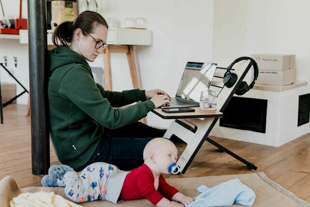 Beruf und Familie unter einen Hut zu bekommen, ist schwer, vor allem in herausfordernden Zeiten wie diesen. | Foto: Standsome Worklifestyle