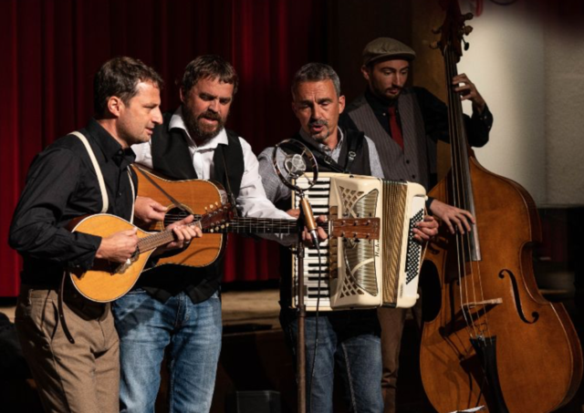 Die Band Nice Corner Backbones gastiert diesen Mittwoch im Stromboli Survival Club. Marko Birkner (vocals, guitar, dobro, banjo), Martin Wesely (vocals, guitar, mandolin, banjo), Frajo Köhle (vocals, guitar, accordeon, bluesharp), Florian Hupfauf (doublebass)