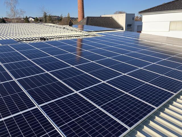 Die 750 Quadratmeter große PV-Anlage versorgt den Löffler-Unternehmensstandort Ried mit umweltfreundlicher Energie.