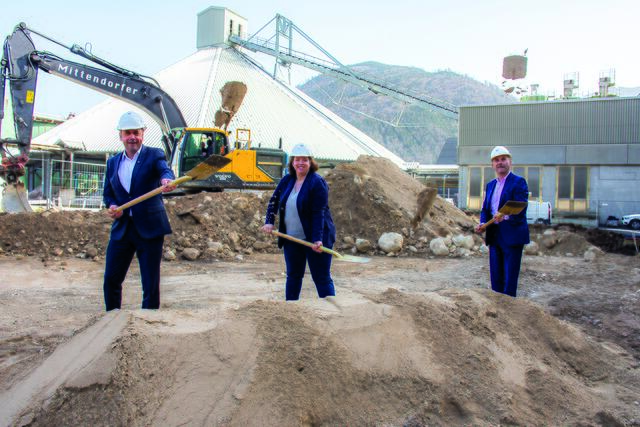 Spatenstich für das neue Trocknergebäude der Saline Ebensee.
V.l.n.r.: CTO Kurt Thomanek, Saline Ebensee-Betriebsleiterin Ariane Herzog und
CEO Peter Untersperger.