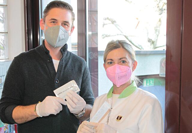 Im Dauereinsatz in der Apotheke Stainz: Angelika Bischof und Stefan Weber