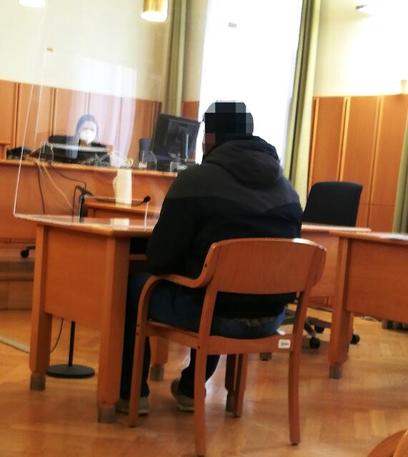 Der angeklagte 18-Jährige am Landesgericht. | Foto: Ilse Probst