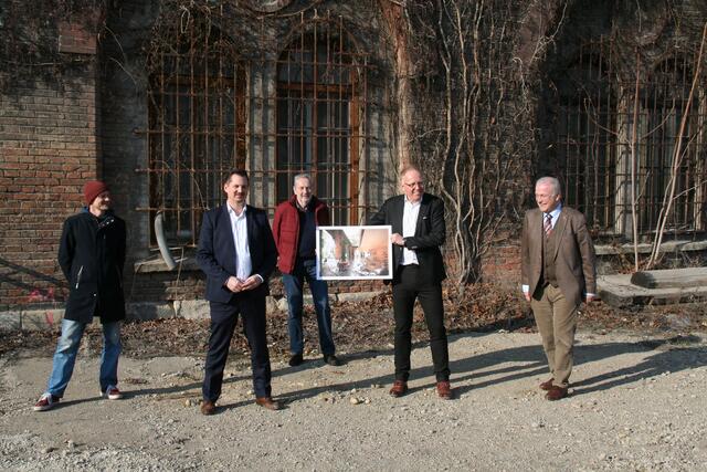 Architekt Herwig Spiegl, Bezirksvorsteher Marcus Franz, Josef Kaindl, Bauherr Klaus Stanek und Bezirksvize Gerhard Blöschl (vl). | Foto: Karl Pufler