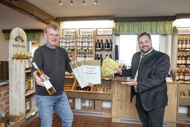 Dreifach-Landessieg: Verkostungschef Georg Thünauer (r.) gratulierte Alfred Dunst vom Hödlhof in Stubenberg am See.
