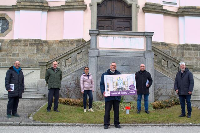 Hubert Nitsch (Kunstreferat der Diözese Linz), Wolfgang Seitz, Judith Lindtner-Fontano (beide  Orgelkomitee der Pfarre), Pfarrer Eugen Szabo, Domorganist Wolfgang Kreuzhuber und der diözesane Orgelreferent Siegfried Adlberger (v. l.). | Foto: Baumgartner/BRS