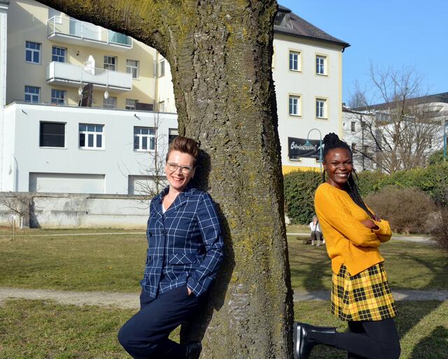 Umweltstadträtin Eva Schobesberger (links) und Gemeinderätin Marie-Edwige Hartig wollen mehr Schutz für das Linzer Stadtgrün erwirken. | Foto: Grüne Linz