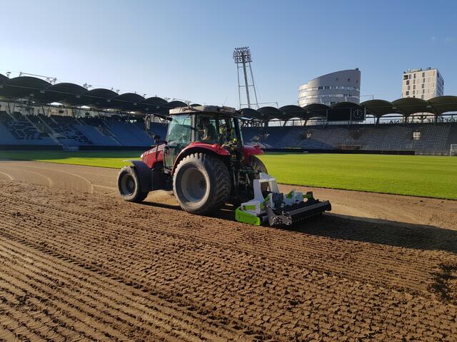 Vor dem südlichen Tor der Merkur Arena wird fleißig gearbeitet. | Foto: MCG