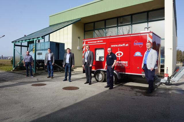 Lokalaugenschein im Wasserwerk Fürstenfeld: Bgm. Franz Jost und Blackout-Verantwortliche sorgen mit Notstromaggregaten vor. Diese müssen regelmäßig in Betrieb genommen werden, um jederzeit funktionstüchtig zu sein. | Foto: WOCHE