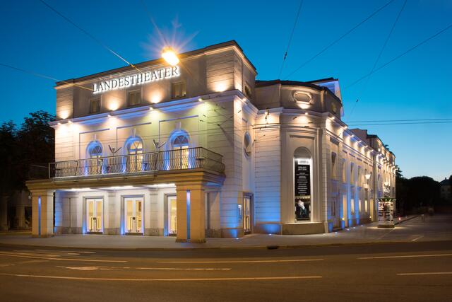 Das Salzburger Landestheater öffnet seine Pforten und bietet bei einem Rundgang Einblicke in die Geschichte.  | Foto: Anna-Maria Löffelberger