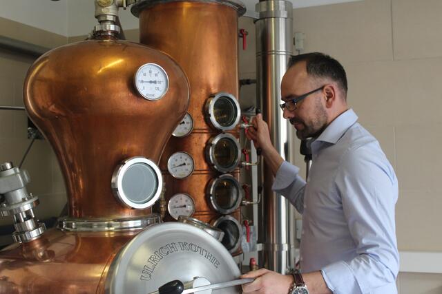 Der Brennmeister Helmut Gumpenberger verarbeitet  mit viel  Kreativität seine Produkte nach überlierten und immer wieder verfeinerten Rezepten.  | Foto: Honky