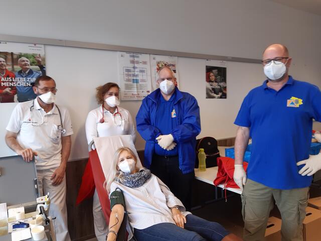 Arzt und Helferin Rotes Kreuz, Zivilschutzbeauftragter OV GR Gerhard BAUMANN, OV GR Manfred JURI, Bürgermeisterin Dipl. Päd. Monika OBEREIGNER-SIVEC. | Foto: Gemeinde