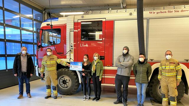 Spendenübergabe an die Feuerwehr Landeck: Thomas Walser (Fa. Der Grissemann), Kdt. Christian Mayer, Fabiola und Dagmar Pfeifer (Cafe-Konditorei Wiedmann), Michael und Ines Gandler (Restaurant Löwen) und Kdt-Stv. Thomas Schönherr (v.l.).