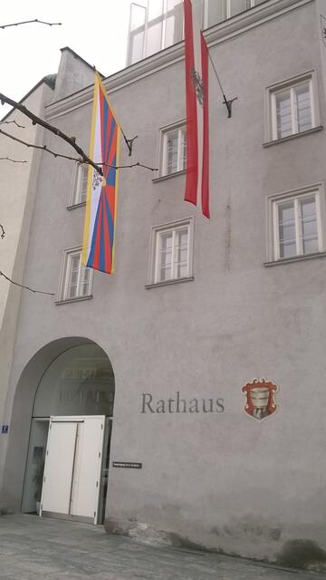 Eine Woche im März hängt jedes Jahr die tibetische Fahne vor dem Rathaus in Kufstein.  | Foto: Jangchup Dongsar