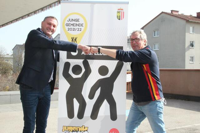 Bürgermeister Manfred Baumberger wünscht Günther Kienböck alles Gute auf seinen weiteren beruflichen Weg. | Foto: Stadtgemeinde Ansfelden