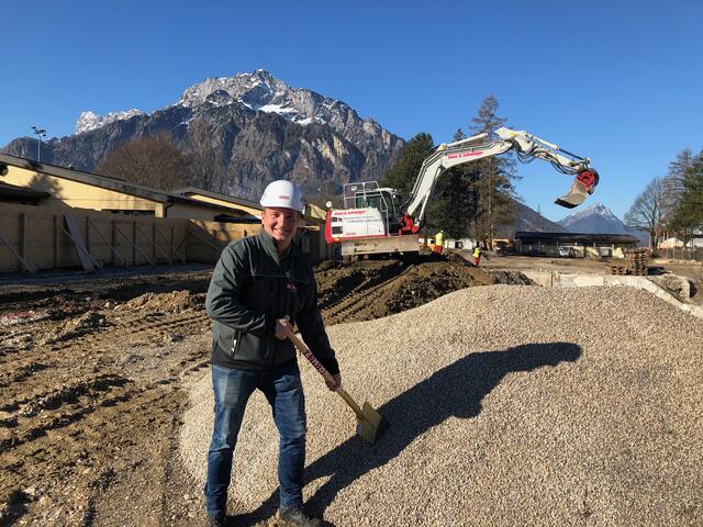 "Die Möglichkeit, als Einheimischer an der Volksschule zu arbeiten, ist nicht alltäglich," freut sich Philipp Krall, Bauleiter von RHZ Bau. | Foto: Bettina Buchbauer