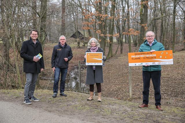 Wiens Klimastadtrat Jürgen Czernohorszky, Biosphärenpark Direktor Andreas Weiß und Landeshauptfrau-Stellvertreter Stephan Pernkopf (v.l.) gratulierten allen Projektsiegern, hier stellvertretend Heidi Rossiter, Obfrau Österreichisches Orchideenschutz Netzwerk.