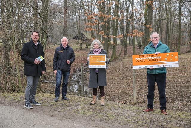 Wiens Klimastadtrat Jürgen Czernohorszky, Biosphärenpark Direktor Andreas Weiß und Landeshauptfrau-Stellvertreter Stephan Pernkopf (v.l.) gratulierten allen Projektsiegern, hier stellvertretend Heidi Rossiter, Obfrau Österreichisches Orchideenschutz Netzwerk. | Foto: BPWW/N. Novak