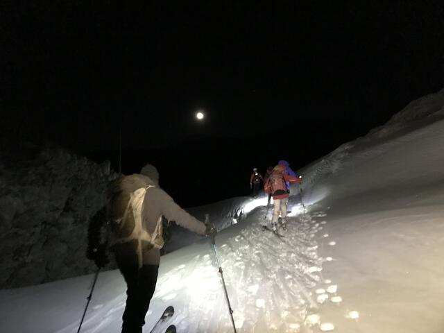 Nächtliche Rettungsaktion von 4 Tourengehern am Dachstein.