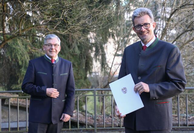 Kürzlich überreichte LR Josef Schwaiger das Dekret zur Verleihung des Berufstitels Hofrat an Christoph Faistauer. | Foto: LMZ/Franz Neumayr