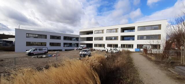 Am neuen Vöcklabrucker Bildungcampus werden Kinder und Jugendliche in der Polytechnischen Schule sowie in einem Cluster, bestehend aus Pestalozzischule und Volksschule 2, unterrichtet.