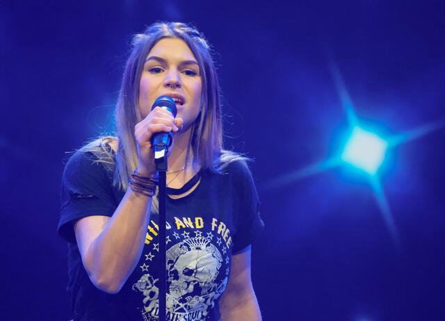 Die 18-jährige Vöcklabruckerin Anja Fischthaler sang live in der ersten Runde der ORF-Castingshow Starmania 21.