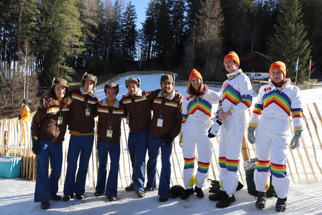 Johannes Wachter, Dimitri Teufl, Seraphin Mair, Max Molzer, Johann Kerschbaumer, Theresa Pienz, Georg Schutting und Schwarz Nicole in den klassischen 80er-Jahren Outfits.