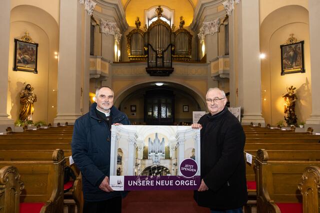 Pfarrer Eugen Szabo und Domorganist Wolfgang Kreuzhuber freuen sich über eine neue Orgel in der Wallfahrtsbasilika Pöstlingberg. | Foto: Reichl und Partner/APA-Fotoservice/Greindl