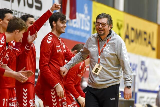 Vladimir Vujovic und seine HSG-Truppe war begeistert über den knappen Sieg gegen Westwien. | Foto: Fritz Suppan
