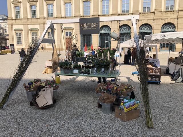Geschenke und Blumen von Mira Flores.
