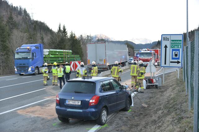 Der Lkw-Lenker hatte bei der Ausfahrt zur Tankstelle verbotenerweise gewendet - und so einen Unfall verursacht.