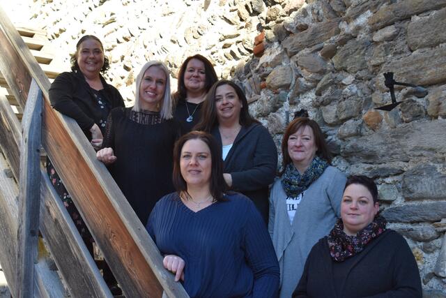 Kinderwünsche Pinzgau: Obfrau Katja Egger (vorne rechts) mit den restlichen Vorstandsmitgliedern Frieda Unterberger, Nicola Cantonati, Andrea Lanzendörfer, Alexandra Mölgg, Christina Gruber und Misha Hollaus (von vorne nach hinten, von links nach rechts) | Foto: Kinderwünsche Pinzgau