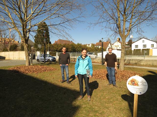 Wirtschaftshof-Mitarbeiter Markus Obojkovits, Claudia Schütz (suske) und Johannes Maurer (suske) im Rathaus-Garten
 | Foto: Stadtgemeinde Oberwart