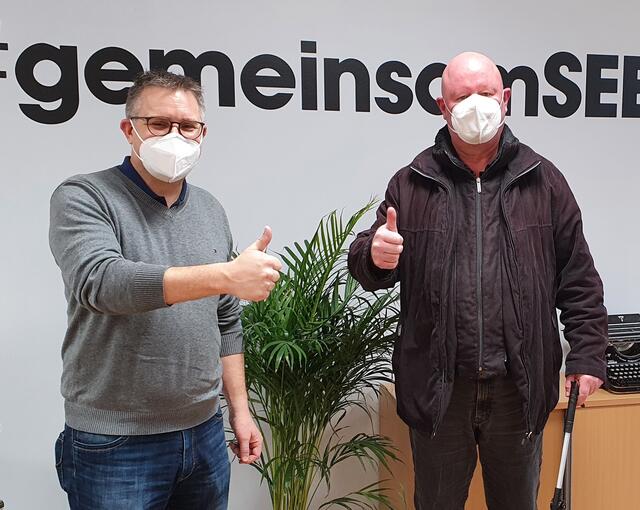 Johann Holletz (r.), leidenschaftlicher Spaziergänger und Flurreiniger aus Seewalchen, mit Bürgermeister Gerald Egger.