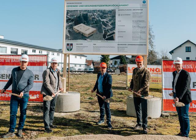 Architekt Simon Speigner, Gallus Pesendorfer, Bürgermeister Alois Six, Bürgermeister a. D. Josef Six, Amtsleiter Norbert Eder (v.l.). | Foto: Gemeinde Vöcklamarkt