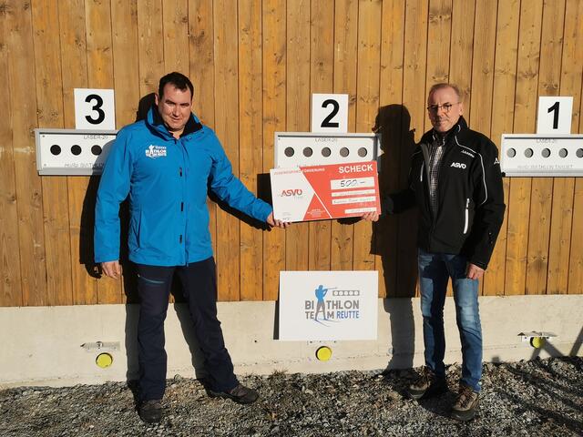Obmann Boris Gundolf (li.) nahm die Vereinsförderung in Höhe von 500 Euro, überreicht durch ASVÖ-Tirol-Vizepräsident Bruno Weilharter (li.), dankend entgegen. | Foto: privat