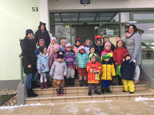 Die Kindergartenkinder der Gemeinde Mariasdorf versammelten sich zu Fasching kostümiert vor dem Gemeindeamt.