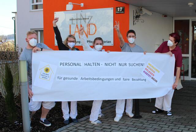 Pflegepersonal hält im Rahmen der Kampagne auch kleine Kundgebungen vor Alten- und Pflegeheimen.