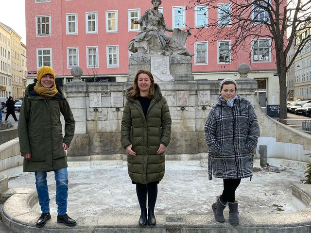 Bezirkschefin Silvia Janković mit Andrea Schlor (l.) und Saskia Fanta (r.) vom Duo "Damenspitz".