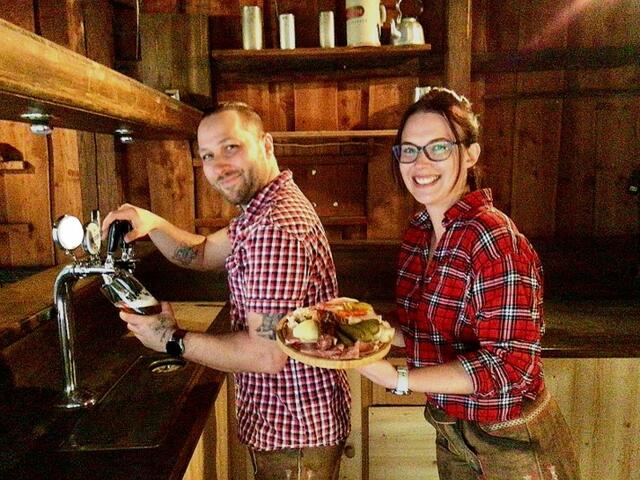 Köstliche Brettljause und ein kühles Bier erwartet die Gäste in der Mostschenke Mesnerhaus in Maria Saal.  | Foto: KK