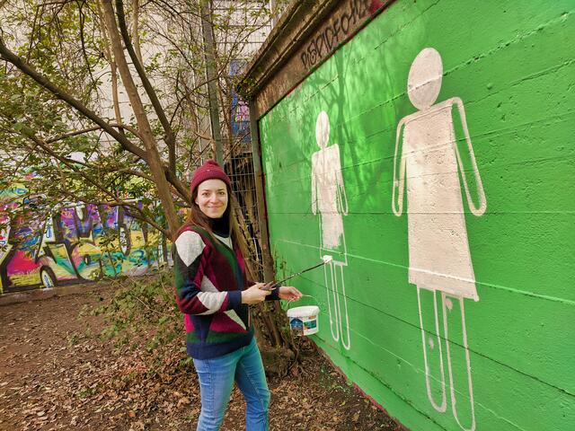 Frauenbeauftragte der Josefstadt, Azra Dizdarevic, legt selbst Hand an die Umsetzung ihrer Projekte. | Foto: Grüne Josefstadt