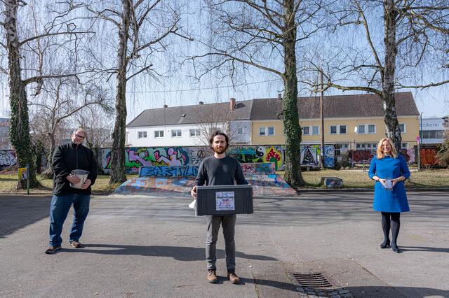 Sozialreferentin Christa Raggl-Mühlberger mit zwei Streetwork-Mitarbeitern.