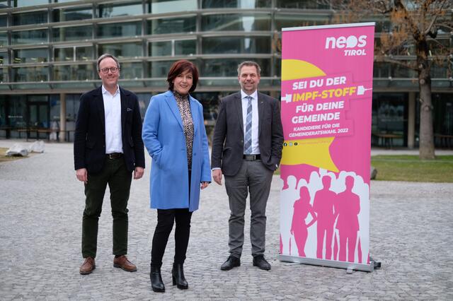 Ein Jahr vor der Gemeinderatswahl präsentiert NEOS Tirol Landessprecher Dominik Oberhofer gemeinsam mit der Kufsteiner Schulleiterin und Gemeinderätin Birgit Obermüller und dem Wörgler Anwalt Christoph Huber (v.l.) die "pinken" Ideen für die Kommunalpolitik im Bezirk Kufstein.