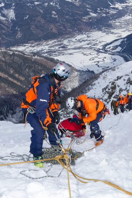 Die rund 1.400 Bergretter und Bergretterinnen der insgesamt 43 Ortsstellen in Salzburg rückten im Jahr 2020 zu 639 Einsätzen aus. Das ist ein Rückgang um etwa 19 Prozent im Vergleich zum Jahr 2019 mit 793 Einsätzen.  | Foto: Archiv Bergrettung (vor Corona)
