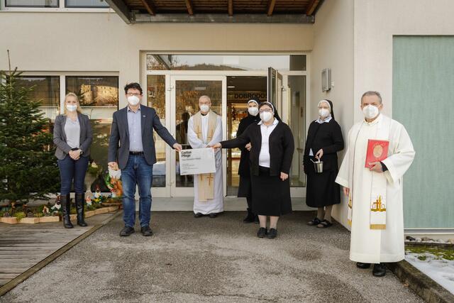 Freuen sich auf das Miteinander: Caritasdirektor Ernst Sandriesser, Bereichsleiterin Donata Rössler-Merlin und die Schwestern Ambrozija Potočnik, Valentina Rupnik und Regina Tolmaier. Am Bild auch die Hochwürden Ivan Olip und Andrej Lamprecht, die die neue Haustafel segneten.