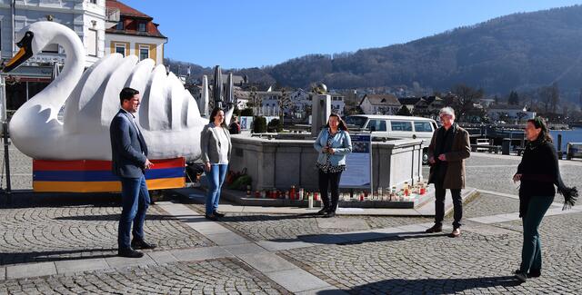 Am Montag, 1. 3., kamen die VertreterInnen von ÖVP, SPÖ, BIG und Grünen auf dem bereits für den Liebstattsonntag dekorierten Rathausplatz zu einer "Lichtersee"-Schlussbesprechung zusammen. V. l.: Bürgermeister Stefan Krapf, Gesundheitsreferentin Catharina Held, Fraktionsobfrau Auguste Thallinger, Fraktionsobmann Andreas Hecht und Fraktionsobfrau Uli Feichtinger.