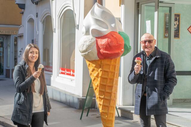 WOCHE-Geschäftsstellenleiterin Manuela Kaluza und Redakteur Wolfgang Gaube vor dem "Il Gelato" beim Leobener Schwammerlturm.