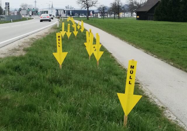 „Wirf nix raus!“ mahnen gelbe Pfeile am Straßenrand.