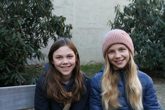 Leni (l) und Lisa im trostlosen Rosaspark. Die beiden freuen sich schon auf ihren neuen Spielplatz. | Foto: Karl Pufler