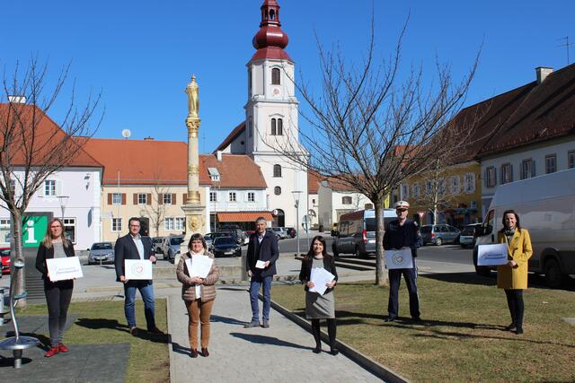 Ines Jungwirth (Styria vitalis), 2. Vizebürgermeister Marcus Gordisch, Bibliotheksleiterin Gabriele Bichler, Bürgermeister Johann Winkelmaier, Dr. Sonja List vom Gesundheitszentrum, Postenkommandant Josef Sundl, Stadtamtsdirektorin Carina Kreiner (v.l.).